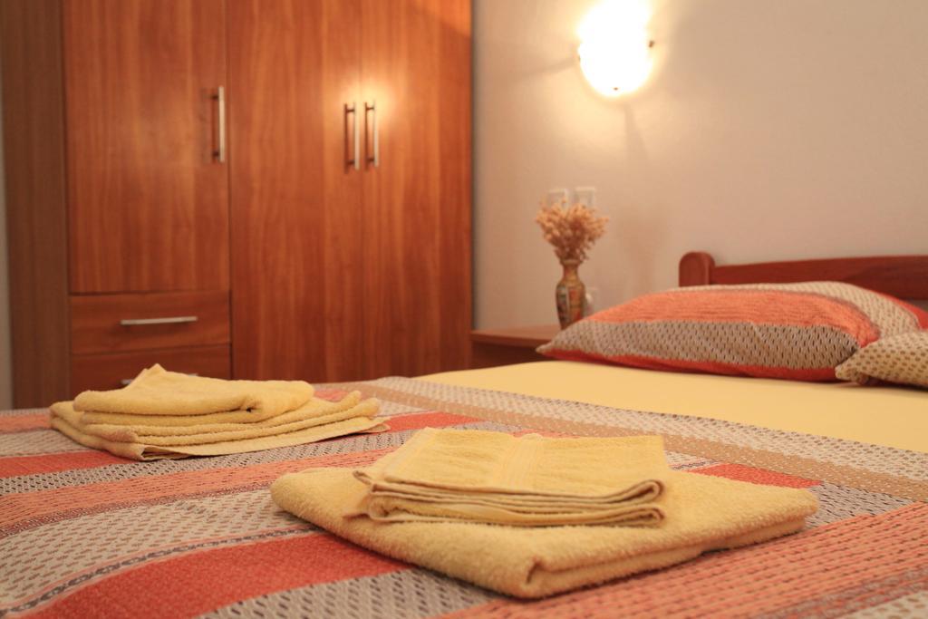 Apartments Pinus Vrboska Room photo