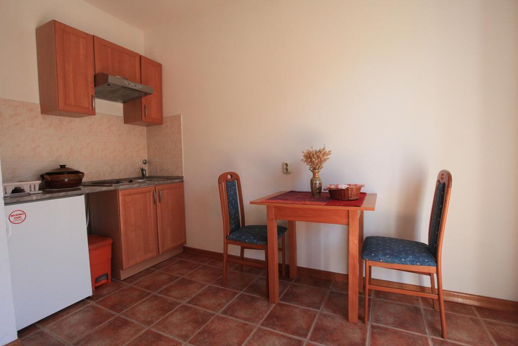 Apartments Pinus Vrboska Exterior photo