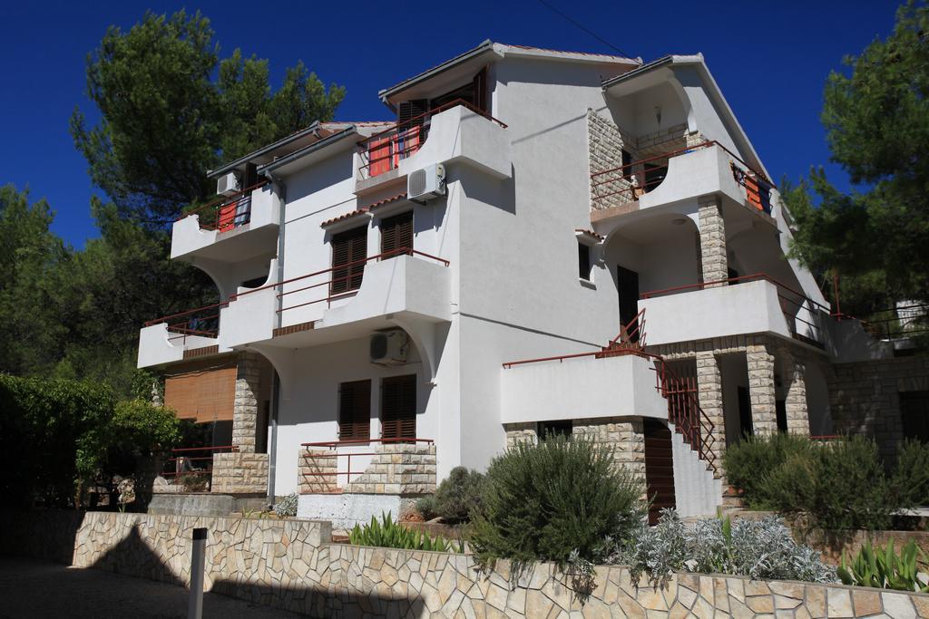 Apartments Pinus Vrboska Exterior photo