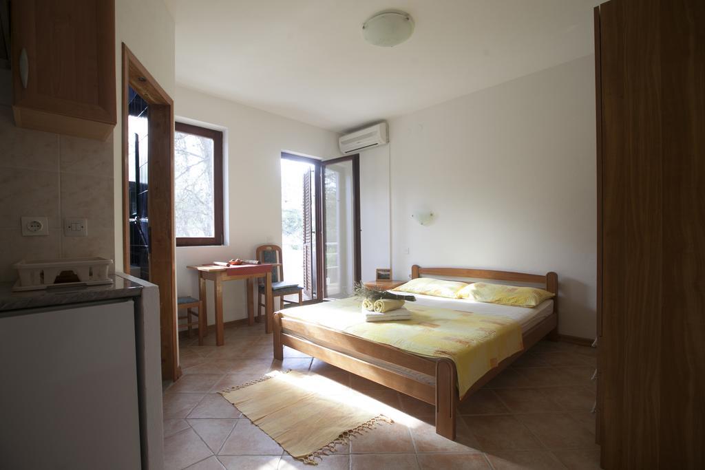 Apartments Pinus Vrboska Exterior photo