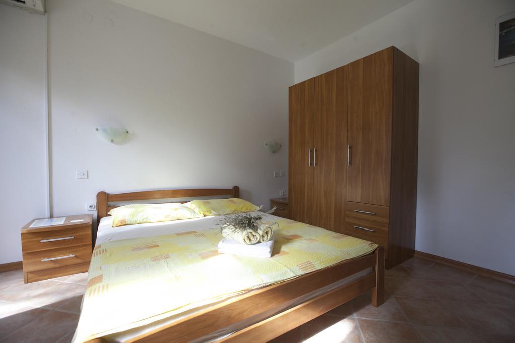 Apartments Pinus Vrboska Exterior photo