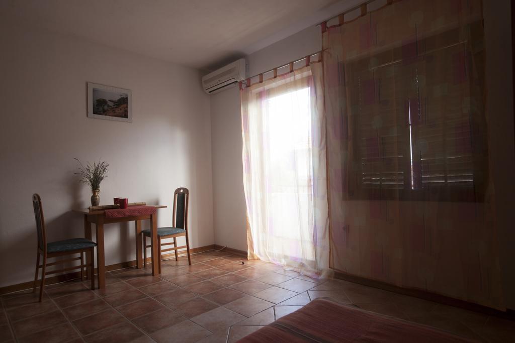 Apartments Pinus Vrboska Exterior photo