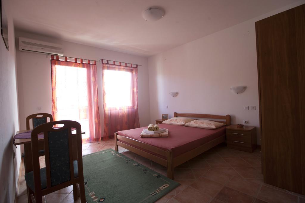 Apartments Pinus Vrboska Exterior photo