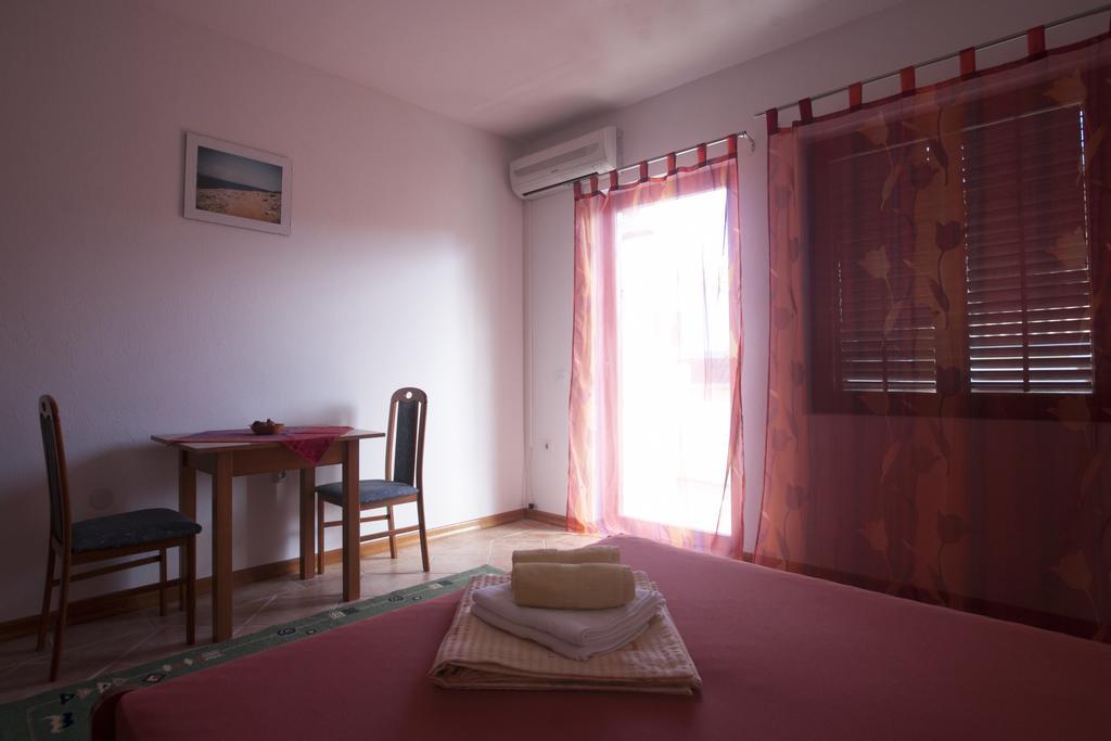 Apartments Pinus Vrboska Exterior photo