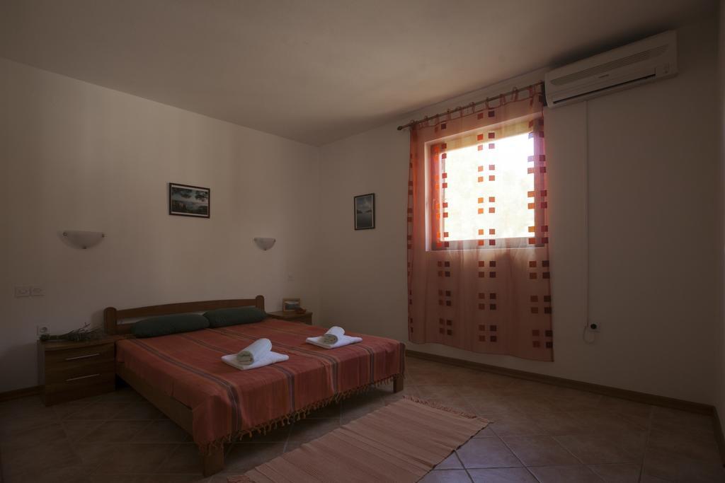 Apartments Pinus Vrboska Exterior photo